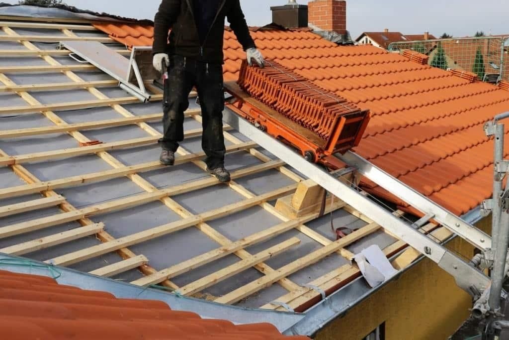 Pose de tuiles sur liteaux et écran sous-toiture — T.E. COUVERTURE