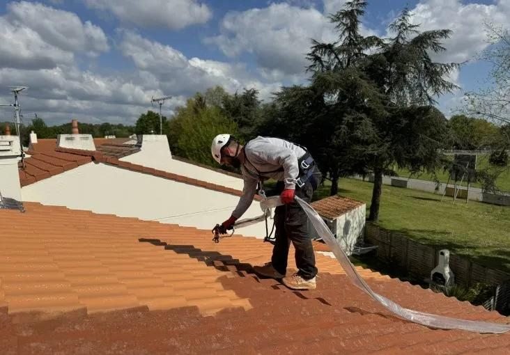 Application d’un traitement hydrofuge sur une toiture en tuile — T.E. COUVERTURE