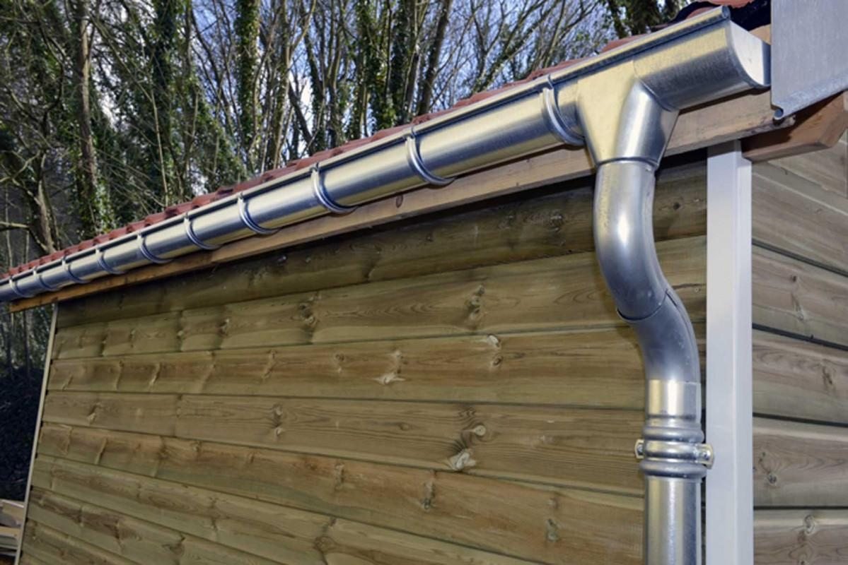 Gouttière zinc demi-ronde et descente sur habillage bois — T.E. COUVERTURE