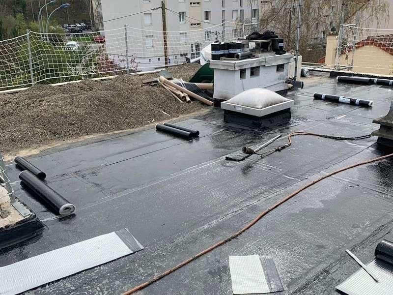 Étanchéité bitumineuse en cours de pose sur un toit-terrasse — T.E. COUVERTURE