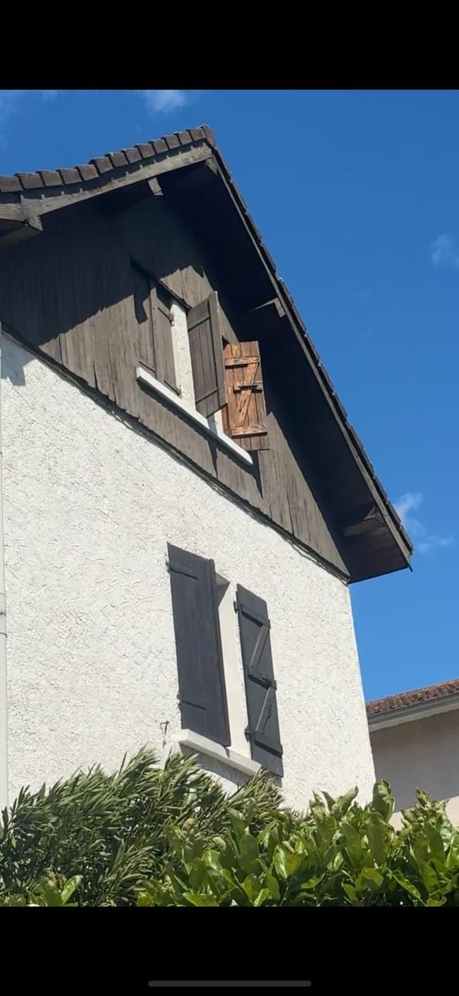 Pignon et toiture d’une maison aveyronnaise après travaux — T.E. COUVERTURE