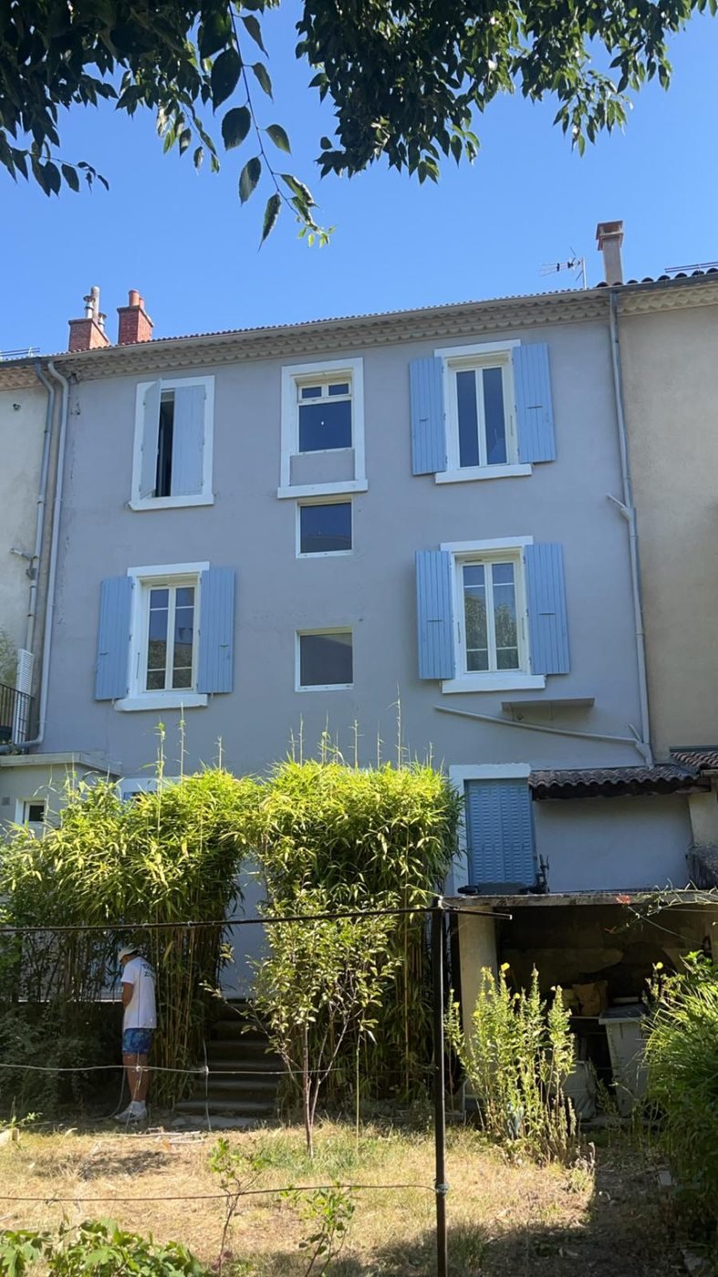Façade arrière d’une maison de bourg avant travaux de rénovation — T.E. COUVERTURE