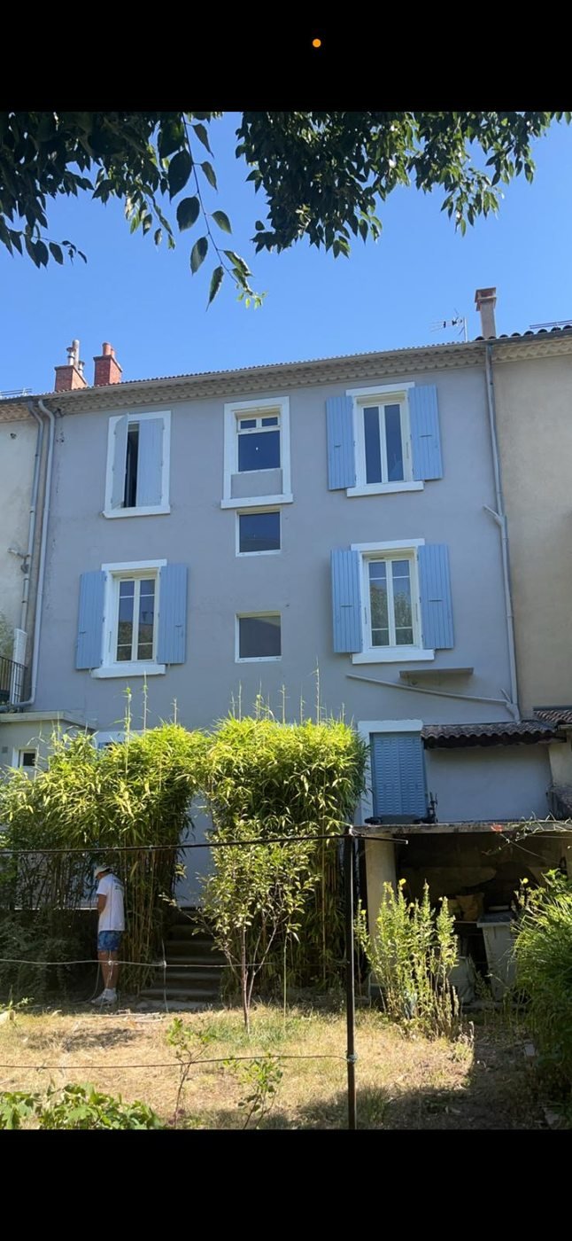 Chantier de rénovation en cours sur une maison de bourg — T.E. COUVERTURE